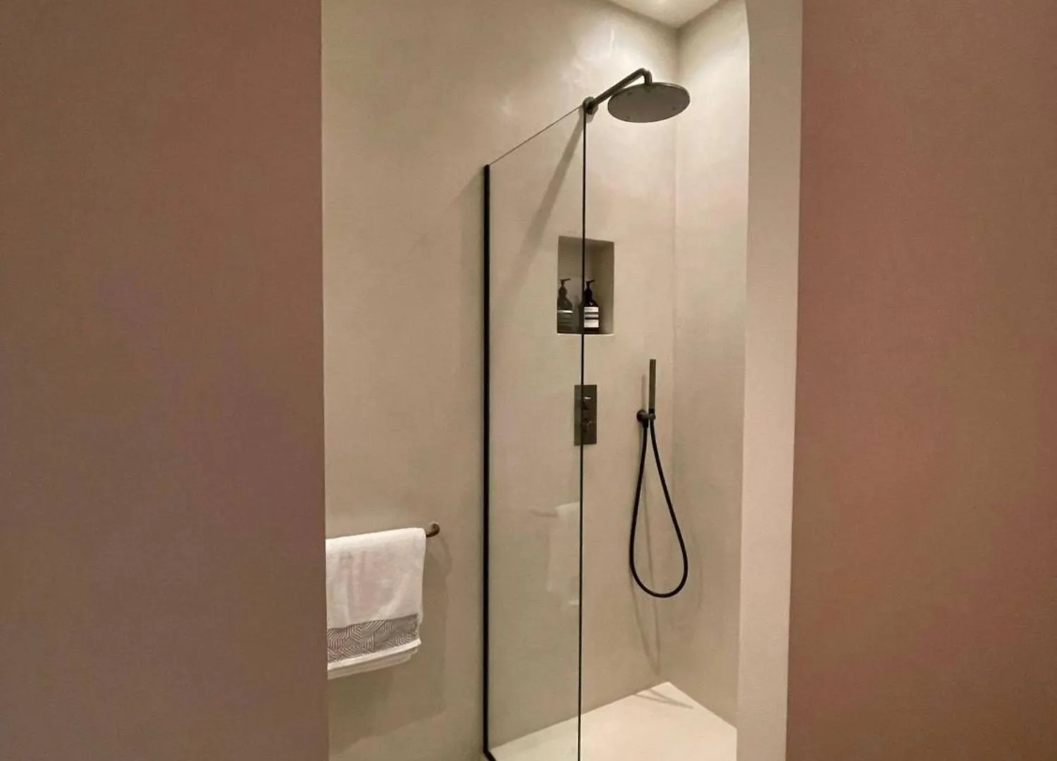 Marais - Fancy One-Bedroom Decorated With Taste Paris France